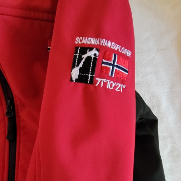 Scandinavian Explorer Red Hoodie Jacket, Medium Size - Picture 7 of 7